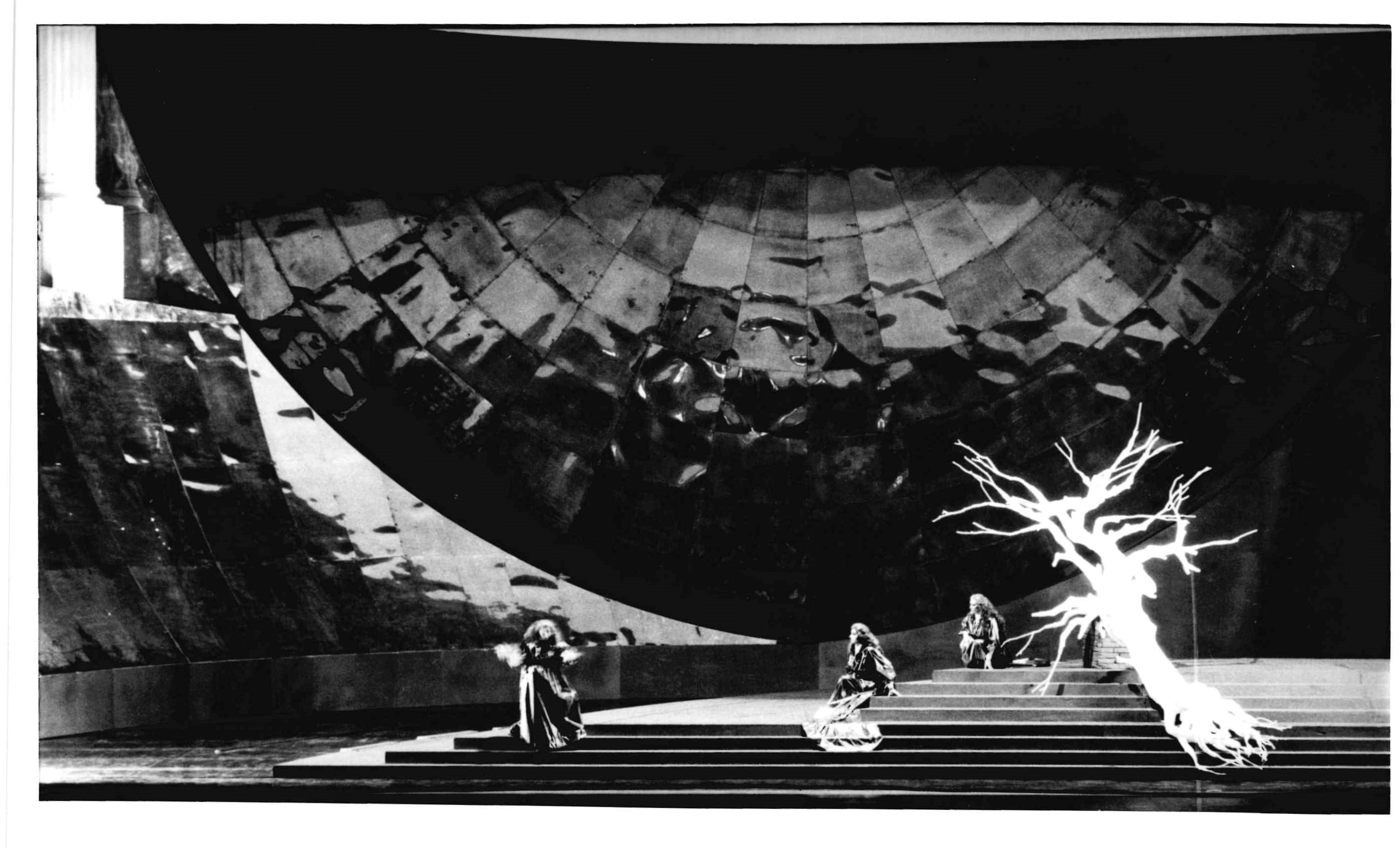 Foto di scena per l'edizione del Maggio Musicale Fiorentino del Ring con regia di Luca Ronconi e scene di Pier Luigi Pizzi3.jpg