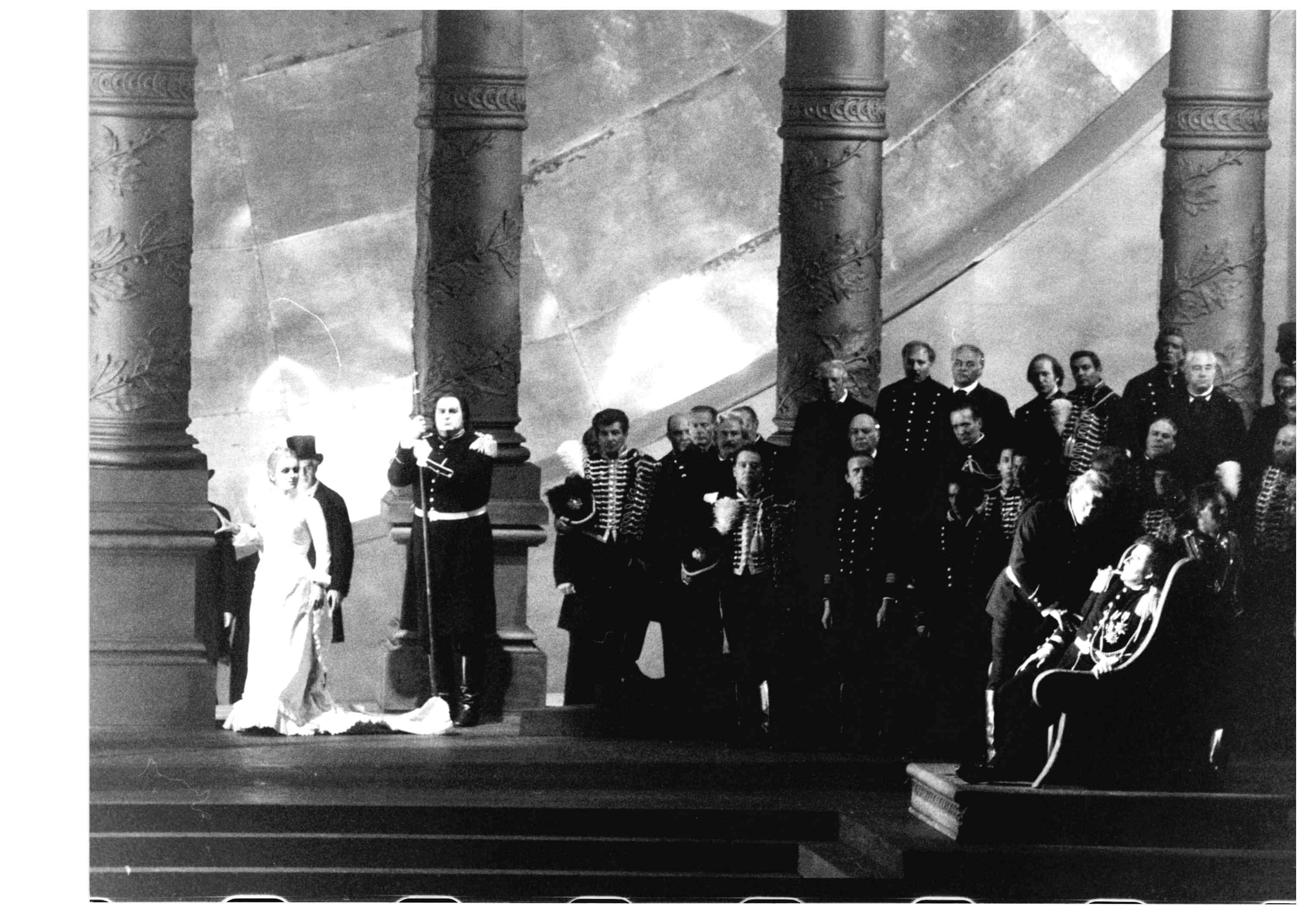 Foto di scena per l'edizione del Maggio Musicale Fiorentino del Ring con regia di Luca Ronconi e scene di Pier Luigi Pizzi4.jpg