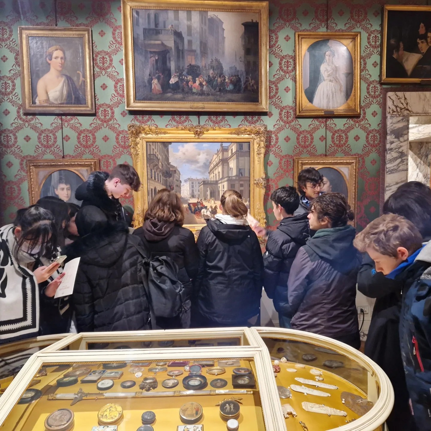 Foto ragazzi in Museo Rinnovata Pizzigoni