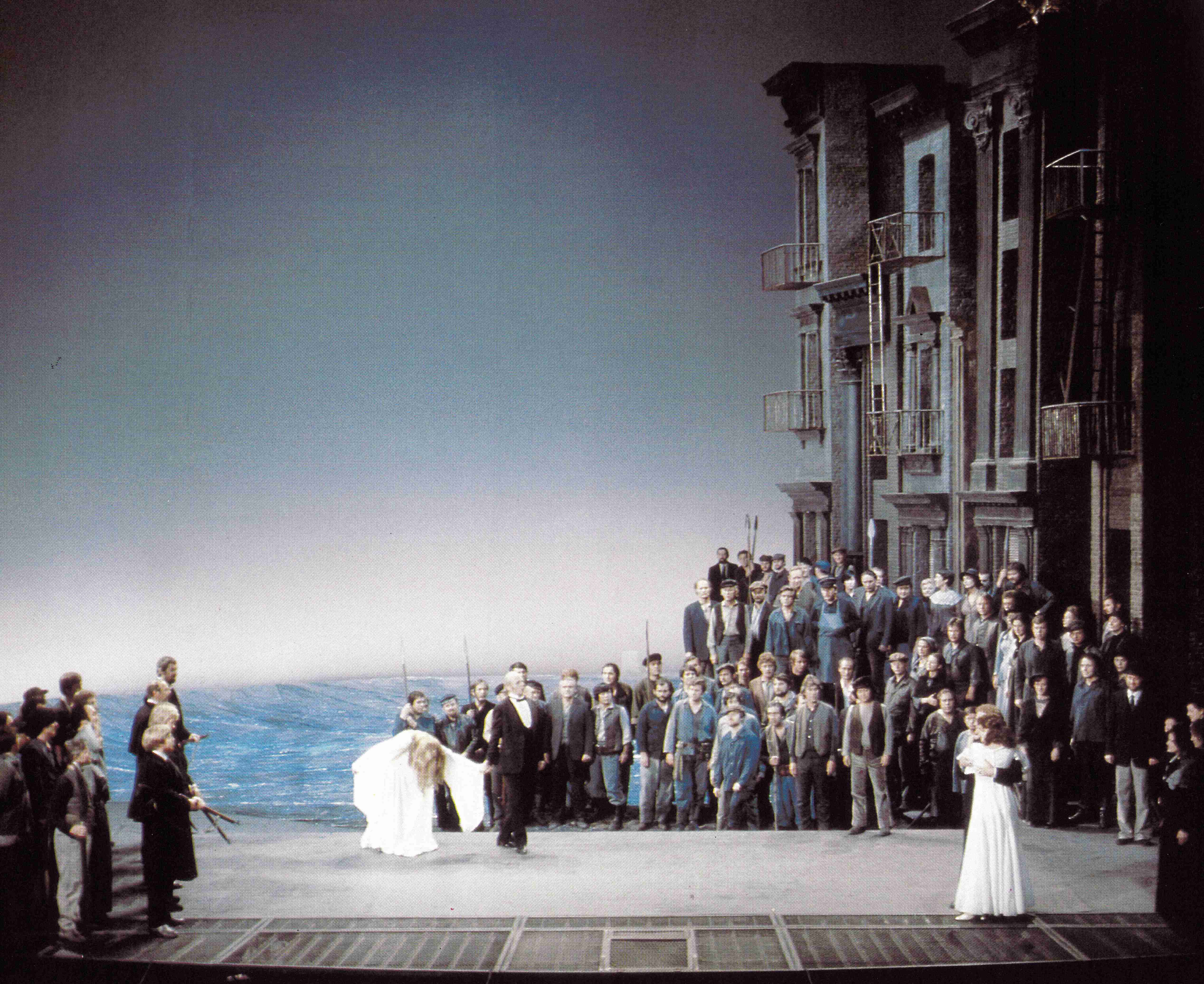 Una scena della Götterdämmerung nell'edizione del Centenario del Ring a Bayreuth.jpg